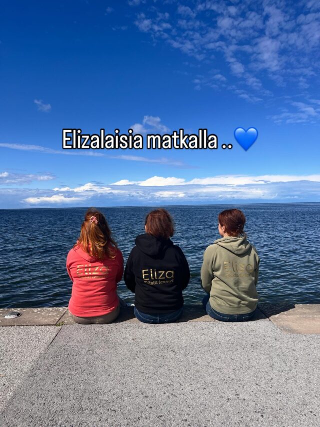 Visby- Gotland 22-25.8 ☀️. Kasviväri koulutus tällä kertaa 🌿Miksi Elizalaiset haluaa käydä aina uudelleen koulutuksissa? 😊
Sen lisäksi että meillä on hauskaa yhdessä, asiakas hyötyy myös😉!!Kun kampaaja kouluttautuu, suurin hyöty tulee aina asiakkaalle. 🌿✂️Jatkokoulutuksissa kampaaja oppii uusimmat trendit ja hiustenhoidon innovaatiot.Tämä tarkoittaa, että asiakas saa käyttöönsä tuoreimmat ideat ja turvallisimmat, toimivimmat menetelmät.
Koulutettu kampaaja osaa myös räätälöidä hoidot ja tyylit yksilöllisesti, juuri sinun hiuksillesi ja elämäntyyliisi sopivaksi.Tuloksena on kauniimmat, kestävämmät ja terveemmät hiukset – sekä tunne siitä, että olet parhaissa käsissä. 💇‍♀️✨.Växtfärgningsutbildning denna gång 🌿Varför vill Elizas frisörer alltid gå på utbildningar om och om igen? 😊
Förutom att vi har roligt tillsammans, vinner även kunden på det😉!!När en frisör vidareutbildar sig är det alltid kunden som får den största fördelen. 🌿✂️På vidareutbildningar lär vi oss de senaste trenderna och innovationerna inom hårvård.Det betyder att du som kund får ta del av de nyaste idéerna och de säkraste, mest effektiva metoderna.En utbildad frisör kan dessutom skräddarsy behandlingar och stilar just för ditt hår och din livsstil.Resultatet blir vackrare, mer hållbart och friskare hår – och känslan av att vara i de bästa händerna. 💇‍♀️✨Boka din tid hos oss www.saloneliza.com eller
📞0442463989