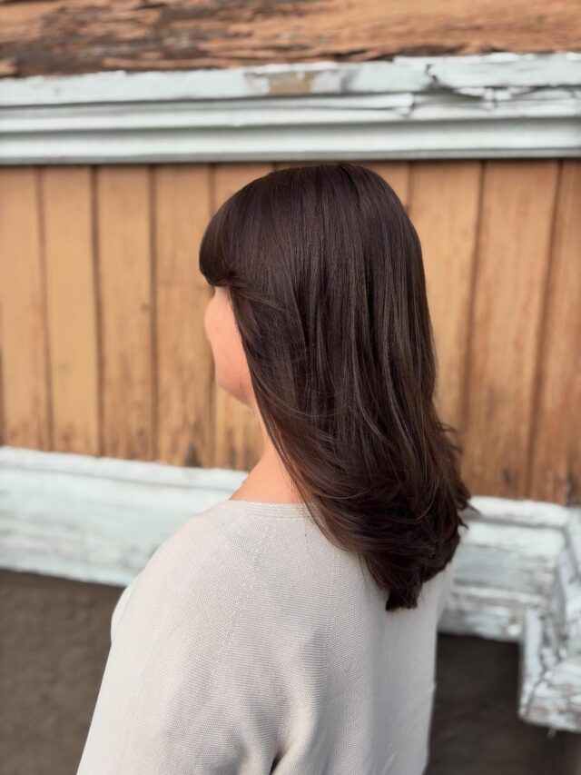 Dagens Höstförändring med nya Davines The Present Time 🐻🍂🤎 Den nya demi permanenta färgserien har upp till 96% bionedbrytbara ingredienser och även 93% naturligt innehåll 🤩 wow så otroligt hur davines har lyckats skapa så miljövänlig ny färg 🎨 😍 #Davines #thepresenttimedavines #newhaircut #ecofriendly #autumnhair #haircolor #demipermanent #oisufflè