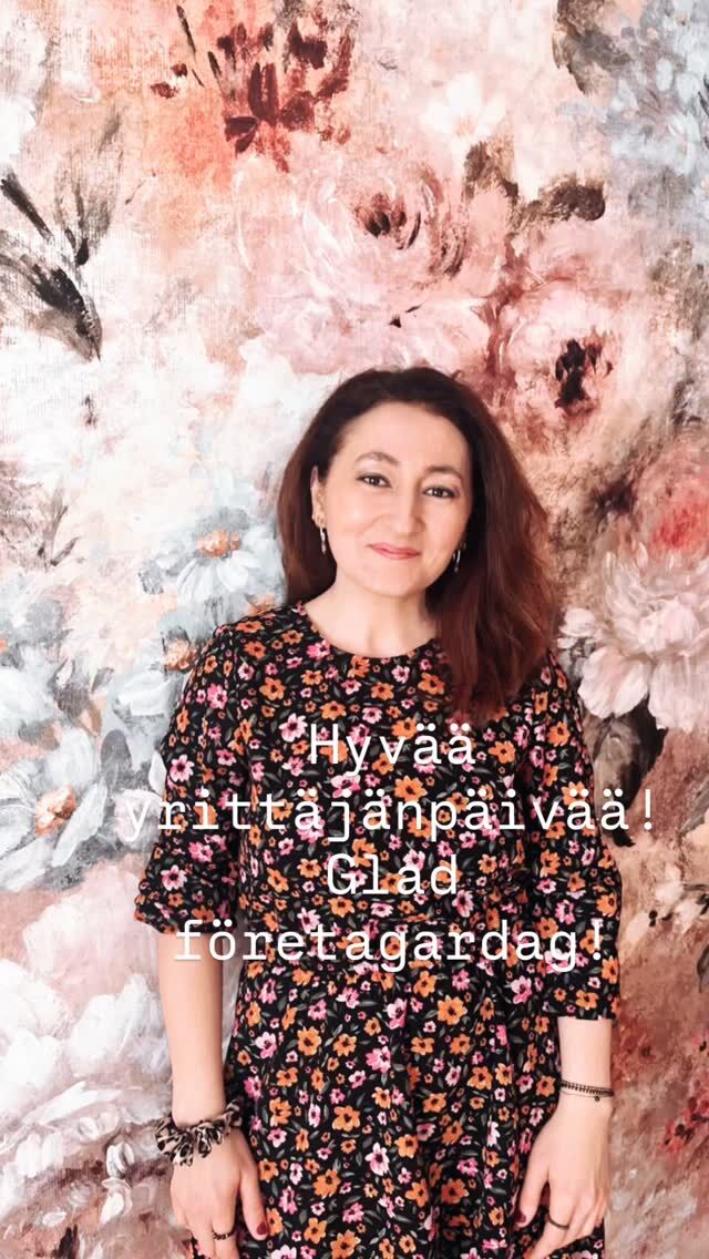 Hyvää Yrittäjän päivää! 💛✂️Kampaajan työ on intohimoa, luovuutta ja rohkeutta yrittää joka päivä.
Kiitos, että tuette paikallista yrittäjyyttä – teidän ansiosta saamme tehdä unelmatyötämme! 🌿💇‍♀️✨Glad Företagardag! 💛✂️Att vara frisör och företagare betyder passion, kreativitet och ansvar – varje dag.
Tack för att ni väljer oss och stöttar lokalt företagande. Ni gör det möjligt för oss att jobba med det vi älskar! 🌿💇‍♀️✨#yrittäjä#företagare#vanhaporvoo#visitporvoo #kampaamo #ekokampaamo #kampaamoporvoo #kauneus #hyväolo #hyvätyöpaikka #lovemyjob