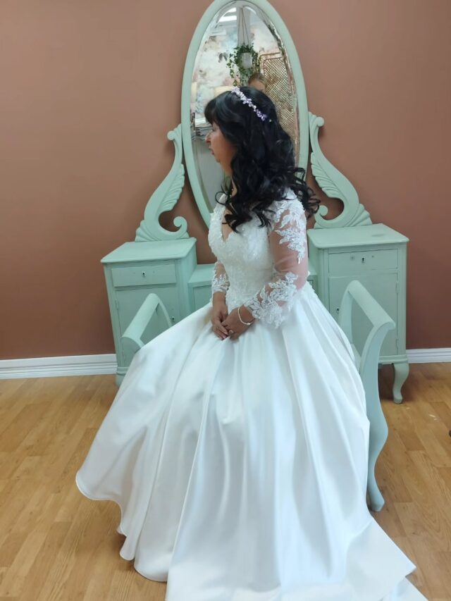 Grattis till brudparet💜Onnea hääparille#weddinghairstylist #hääkampaus#brudfrisyr
#kampaamoporvoo #visitporvooHiukset: @catharinahaireliza