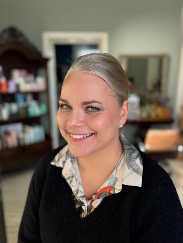 ❄️Pearly Winter Party Look ❄️ #ecofriendlymakeup #hairdo #frenchtwist #hairupdo #hairdo