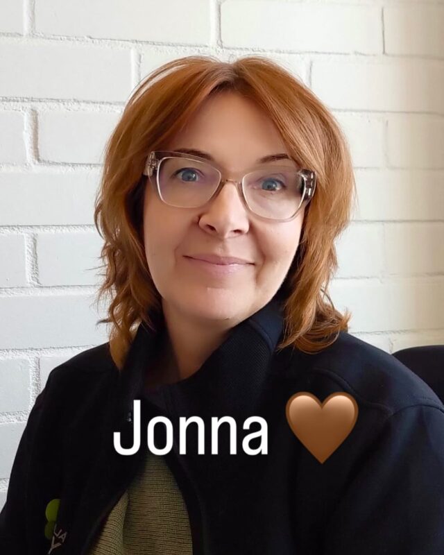Hej! ☀️Jag heter Jonna och det är en ära att få komma och jobba ett par veckor i juni till Eliza.
Jag är ursprungligen från Borgå men har sedan länge bott och jobbat på Åland.Har varit i frisörbranschen i 30 år, som företagare och som anställd😊.
Sedan 2012 jobbar jag som frisörlärare på Ålands yrkesgymnasium.
Jag är även utbildad ekofrisör.Ser framemot att vårda, klippa, färga och styla, sommarens frisyr för dig som kund!
Du kan boka tid till mig på www.saloneliza.com eller 0442463989.
Välkommen!Hei!Nimeni on Jonna ja puhun myös suomea🤗.
Tulen kesäkuussa kaksi viikkoa Elizaan töihin ja toivotan sinut tervetulleeksi!
Tällä hetkellä toimin opettajana Ahvenanmaalla, kampaamolinjalla mutta minulla on jo 30 vuoden kokemus kampaamoalalta. Olen myös ekokampaaja.Olen Porvoosta kotoisin ja on ilo ja kunnia saada tulla Elizaan pariksi viikoksi töihin🫶.
Tervetuloa minulle asiakkaaksi!
Varaa aikasi minulle www.saloneliza.com
tai 0442463989.#ekokampaaja #porvoofinland #kesähiukset #sommarhår #kampaamoporvoo#frisör #borga