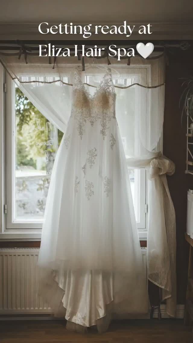 Häähumua Eliza Hair Spassa💕Brudgänget gjorde sig redo inför festdagen på Eliza Hair Spa. Så roligt att vi fick vara en del av er stora dag! ✨Brudfrisyr och -smink: @vilmahaireliza Brudtärnornas frisyrer och smink: @sarahhaireliza & @johannahaireliza📸: @valokuvaajatina
💐: @porvoonkukkatalo#vanhaporvoo #elizaporvoo #hiusgalleriasaloneliza #häät2026 #elizahairspa
