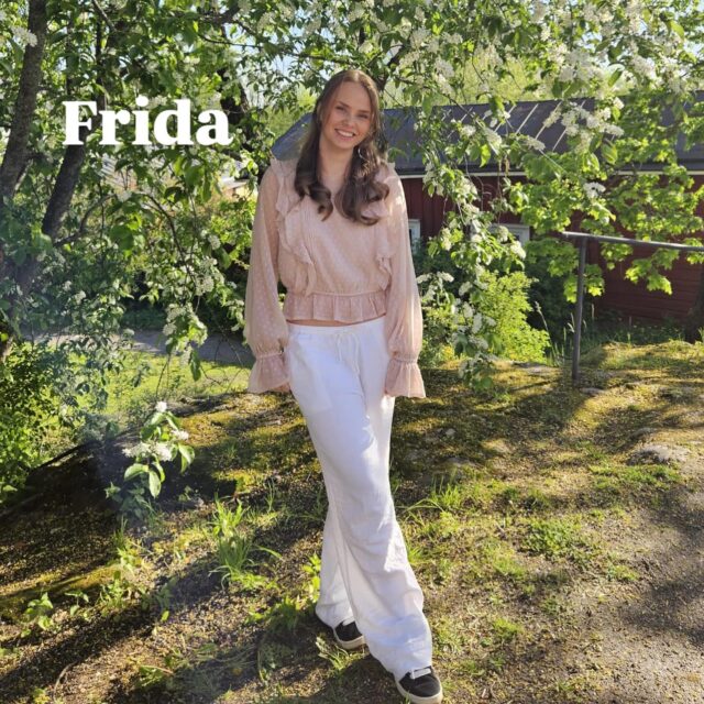 Hei!☀️Kesä tulee ja vakiokampaajat lomailee vuorotellen.
Ei hätää!Tässä esitellään uudet kasvot, osa olette jo tavannut, osa ei.💆‍♀️💇‍♀️Harjoittelijat Frida ja Saana ( valmistuvat syksyllä /talvella -25) .
Kaikki palvelut -20%.✂️Jonna, opettaja , kampaaja, ekokampaaja Ahvenanmaalta ( meillä 9-19.6) . Puhuu ruotsia, suomea ja englantia.Tervetuloa!
🤗Heidän listat on nyt avattu
www.saloneliza.com⛱️☀️😎
Välkommen till oss även om din frissa råkar vara på semester!
Vi har inhoppare och sommarjobbare som endel av er redan känner!Boka in dig hos någon av oss på adressen:
www.saloneliza.com eller ring 0442463989☀️#porvoooldtown #kampaamo#ekokampaamo #hiukset #kesä#visitporvoo#hiukset #gamlaborgå #vanhaporvoo