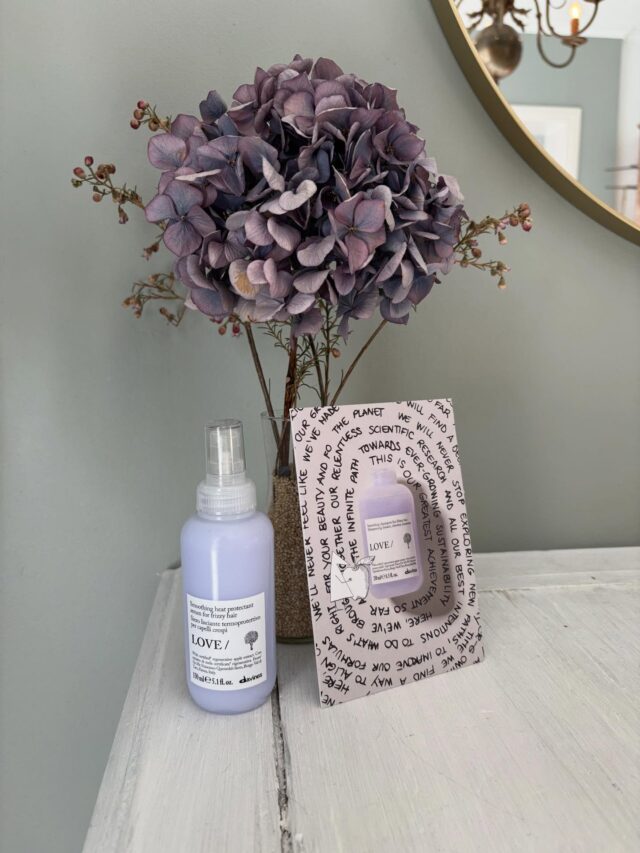 Oletko jo tutustunut uudistettuun Davines Essential Haircare -sarjaan?Mukana upeita uutuuksia – mm. silottavaan sarjaan, josta löytyy nyt vaihtoehtoja sekä hennoille että paksuille hiuksille 💜Ja mikä parasta: lämpösuoja jätettävissä tuotteissa jopa 230 °C asti 🔥Täydellinen valinta arjen hiustenhoitoon ja muotoiluun!#frizzyhair #davines #vanhaporvoo #ekokampaamoHar du redan testat den förnyade Davines Essential Haircare?
Nyheter i  bland annat serien för frissigt hår – för både fint och tjockt hår 💜värmeskydd upp till 230 °C 🔥