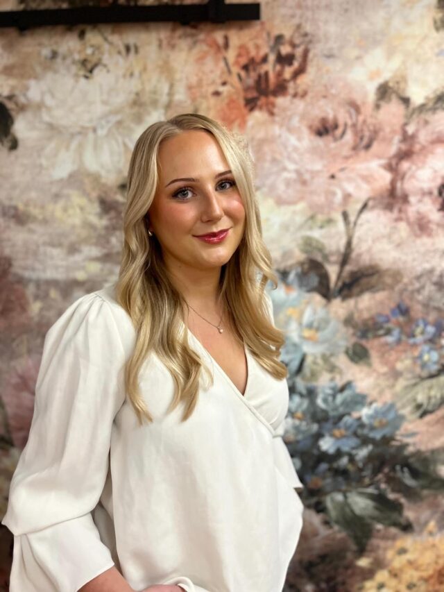 •
✨ Unelmoitko pehmeistä ja kiiltävistä hiuksista? ✨
Höyryhoito tekee taikoja:
💧 Syväkosteuttaa ja vahvistaa
🌬 Silottaa ja vähentää pörröisyyttä
💆‍♀️ Rentouttaa ja hellii myös hiuspohjaa✨ Drömmer du om mjukt och glänsande hår? ✨
Ångbehandling gör underverk:
💧 Djupåterfuktar och stärker
🌬 Slätar ut och minskar friss
💆‍♀️ Ger avkoppling och vårdar hårbottenARVONTA ❕
Voita itsellesi – tai hemmottelua kaipaavalle ystävälle
Scalp Treatment -hoito!
Näin osallistut:
1️⃣ Seuraa meitä
2️⃣ Tykkää tästä julkaisusta
3️⃣ Kommentoi, kuka mielestäsi ansaitsisi tämän tai miksi juuri sinä tarvitset hemmottelua!TÄVLING❕
Vinn en Scalp Treatment-behandling
till dig själv – eller till en vän som behöver lite extra omtanke!
Så här deltar du:
1️⃣ Följ oss
2️⃣ Gilla inlägget
3️⃣ Kommentera vem du skulle vilja ge den här åt eller varför just du behöver lite lyx!#hiusgalleriasaloneliza#elizaspa#scalptreatment#arvonta#treatment#shineyhair#vanhaporvoo