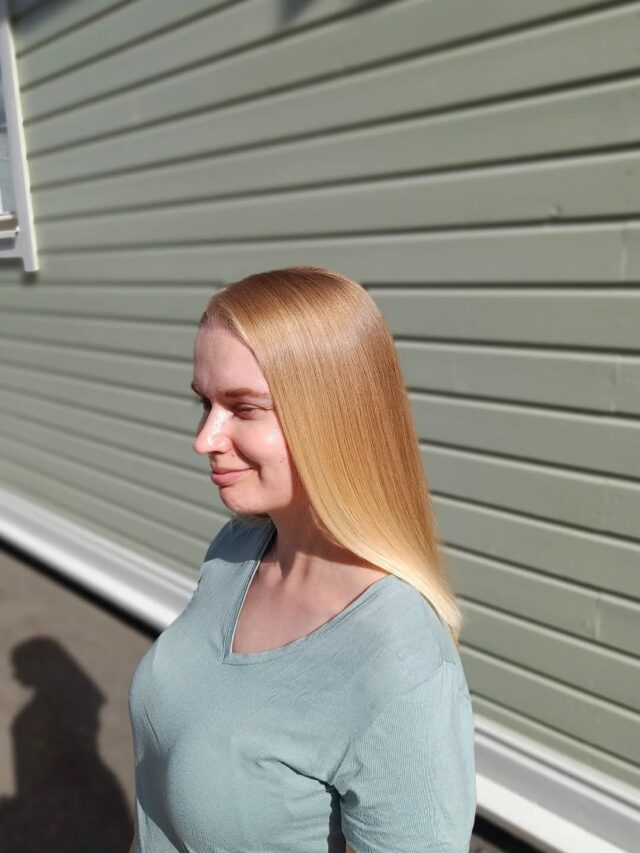 ✨ Wau mikä kiilto! ✨Hiustenleikkauksen lisäksi asiakkaalle tehtiin Davines Tailoring -pikahoito, joka räätälöidään hiusten tarpeiden mukaan. Lopputuloksena kiiltävät ja hyvinvoivat hiukset🩷@vilmahaireliza#hiusgalleriasaloneliza #davinesfinland #kampaamoporvoo #frisörborgå #davinestailoring