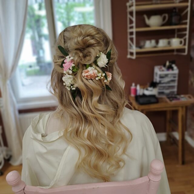 Lauantaina alkoi  meidän hää/juhla kausi Eliza Hair Spaassa .🌸Oli kiva tehdä kampaukset ja meikit näille ihanille naisille.
Tunnelmallisessa ympäristössä kaikki viihtyivät.🩷Nu har brud/fest säsongen börjar på Eliza Hair Spa🥂frisyr :@ruzannahaireliza ,@catharinahaireliza
makeup:@sarastylar#bridestyle #bridemakeup #häät #bröllop#wedding
#hairupdo #häämeikki #brudfrisyr#hääkampaus
#kaaso#brudfrämma#kampaajaporvoo #kampaamoporvoo
#ekokampaamo #visitporvoo