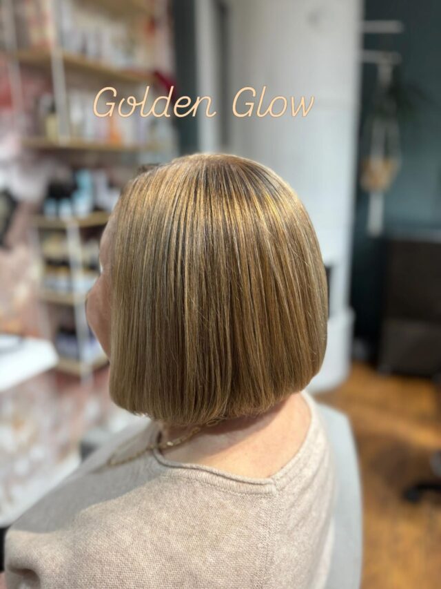 Golden glow ✨💛Kultainen sävy hiuksissa tuo heti lämpöä, valoa ja sitä pehmeää “auringon jäljiltä” -fiilistä. Lopputulos on luonnollinen, mutta silti selkeä wow – eloa, hehkua ja liikettä joka säikeessä 🌿Kun haluat hiuksiin lisää valoa ilman suurta muutosta, kulta on aina varma valinta.
@sarastylar
#uusitukka #kampaamo #vanhaporvoo #davinesfinland #anewcolourdavinesGolden glow ✨💛Den gyllene nyansen ger direkt värme, ljus och den där mjuka känslan av solstrålar i håret.Resultatet är naturligt men ändå en tydlig wow-effekt – liv och glans i varje hårstrå 🌿När du vill ge håret mer ljus utan en stor förändring är guld alltid ett säkert val.
