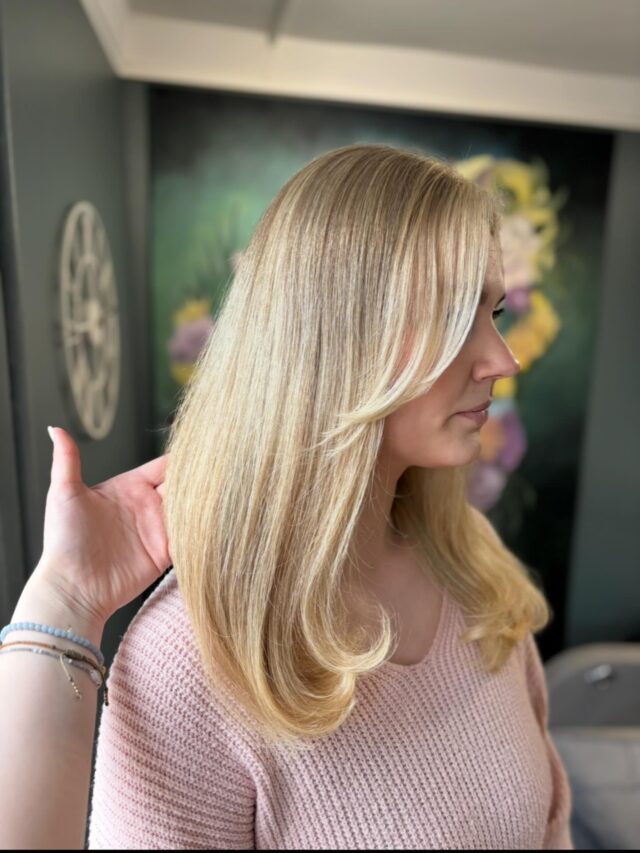 Bright blonde and soft curtain bangs 🤩🌟✨ by @sarastylar #highlights #curtainbangs #springhair #vanhaporvoo #kampaamoporvoo