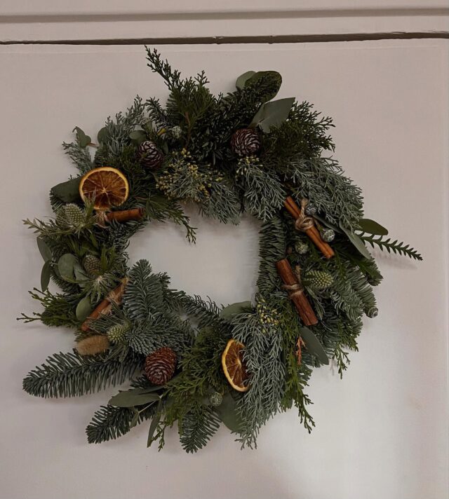 Ihana päivä kranssien teossa – suuri kiitos @porvoon.kukkapalvelu ja kaikille luoville tekijöille!Oli niin inspiroivaa olla taiteilemassa yhdessä. Saran ihanista materiaaleista syntyivät upeat, omannäköiset kranssit.Kiitos vielä koko porukalle lämpimästä tunnelmasta ja luovuuden täyteisestä hetkestä!En underbar dag med kransbindning – ett stort tack till Kukkapalvelu och alla kreativa själar!Det var så inspirerande att skapa tillsammans. Av Saras vackra material fick vi göra våra egna unika och fantastiska kransar.Tack till hela gänget för den varma stämningen och en dag fylld av kreativitet!@hiusgalleriasaloneliza #kreativitet #vanhaporvoo #gamlaborgå #ekokampaamo#kranssi #blomkrans #porvoo#kukka #luova #kampaamo