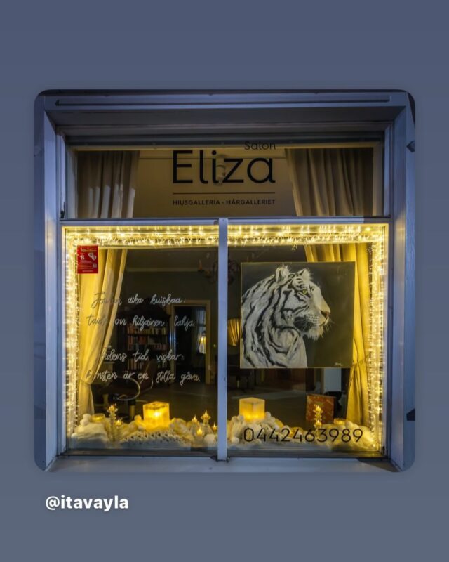 Miksi taide ikkunassa?
Kun kulttuurin ja taiteen ääntä pyritään hiljentämään, me haluamme tehdä päinvastoin – kuiskata maailmalle, kuinka syvälle taide ihmisessä ulottuu. Taide koskettaa sielua, herättää muistoja ja unelmia, ja muistuttaa siitä, että elämä tarvitsee kauneutta yhtä paljon kuin valoa.Ikkunassamme oleva taulu on nuoren taiteilijan, Kashira Kajanderin, herkkä ja voimakas teos. Se on esimerkki siitä, kuinka nuori luovuus kukoistaa, kun sille annetaan tilaa.
@kassikonstTaide on hetki, jossa sydän hengähtää. Hetki, joka saa tuntemaan, näkemään ja löytämään jotakin uutta itsestä. Siksi sen arvo on mittaamaton.Samalla tavalla myös kampaajan työ on taidetta – pehmeää kosketusta, värejä, muotoja ja hetkiä, joissa ihminen saa tuntea itsensä nähdyksi ja kauniiksi. Jokainen kampaus on pieni luomus, joka syntyy käsistä, mutta elää asiakkaan mukana.Siksi tuomme taiteen esille: muistuttamaan, että luovuus on elämän sydän – ja meidän työmme ydin.❤️Varför konst i vårt fönster?
När man försöker tysta kultur och konst vill vi göra motsatsen – visa hur djupt konsten berör människan. Den väcker känslor, minnen och drömmar och påminner oss om att skönhet är lika viktig som ljus i vardagen.Tavlan i vårt fönster är skapad av den unga konstnären Kashira Kajander – ett exempel på hur kreativitet blomstrar när den får utrymme.Precis som konsten är även frisörens arbete ett kreativt hantverk: färg, form och känsla som tillsammans skapar något unikt för varje person.Därför lyfter vi fram konsten – för att kreativitet är hjärtat i allt vi gör❤️.#borgå #porvoo#visitporvoo#taide#art#konst#kampaamo#ekokampaamo#kauneus #luovuus #creativity #kreativitet
