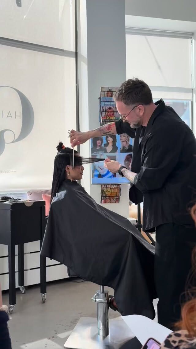 Miksi käymme koulutuksissa?Kampaaja käy jatkokoulutuksissa pysyäkseen ajan tasalla hiustrendeistä.Samalla kehitetään asiakaspalvelua – opitaan tunnistamaan, mitä asiakkaat oikeasti haluavat ja miten tyyli muokataan juuri heille sopivaksi 💇‍♀️Hauskaa on se, että trendit kiertävät: samat leikkaukset palaavat uudelleen, mutta aina pienellä uudella twistillä !Se voi olla muoto, tekstuuri tai viimeistely – pienet yksityiskohdat tekevät ison eronNäin syntyy lopputulos, joka on samaan aikaan ajankohtainen ja täysin uniikki❤️
Kiitos inspiraatiosta ja koulutuksesta @byjanilehto ja @greenlipsbeautyKaipaatko sinäkin uudistusta?
Varaa aikasi nyt!
www.saloneliza.com tai soittamalla 0442463989😊Vi går på kurser för att hålla oss uppdaterade gällande hårtrender.Samtidigt utvecklas kundservicen – vi lär oss att förstå vad kunden verkligen vill ha och hur stilen kan anpassas individuellt 💇‍♀️Det roliga är att trender återkommer: samma frisyrer dyker upp igen, men alltid med en liten ny twist. 😁Det kan handla om form, textur eller finish – små detaljer som gör stor skillnad!Så skapas en look som är både aktuell och helt unik.Lust med något nytt? ☀️
Boka din tid , www.saloneliza.com
eller ring 0442463989#visitporvoo #vanhaporvoo @hiusgalleriasaloneliza @vilmahaireliza @saanahaireliza @catharinahaireliza @fridahaireliza @sarahhaireliza @ruzannahaireliza @katihaireliza @johannahaireliza @sarastylar @bymalinkajander