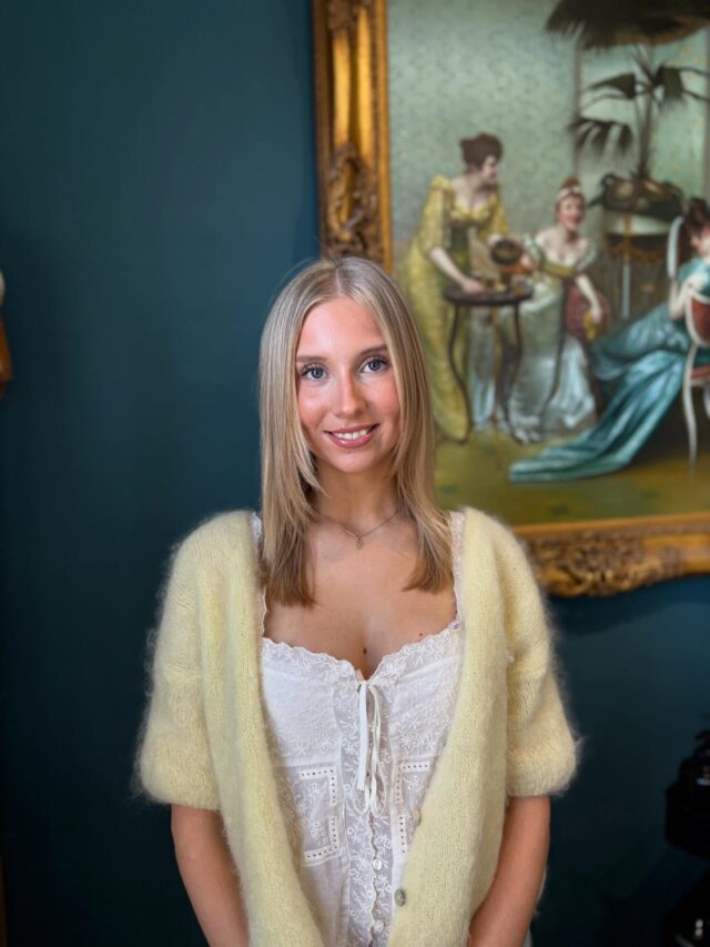 Kevät tuo valoa ja energiaa 💛Nyt on täydellinen aika freesata hiukset uuteen kauteen ✨ Varaa aikasi ja tuo kevät myös hiuksiisi 🌿
Meidän uusin väri, Davinesin The Present Time on uusi, vahvistava väri, joka antaa hiuksille kiiltoa ja eloa ilman rasitusta.Se on ammoniakiton ja perustuu innovatiiviseen biomimeettiseen teknologiaan, joka jäljittelee hiuksen omia lipidejä – eli väri ei ainoastaan tuo uutta sävyä, vaan myös korjaa, vahvistaa ja suojaa hiusta.Jos kiinnostuit, kysy meiltä lisää! Varaa aikasi meiltä
📞0442463989#davinesfinland #hiusväri #porvoo #visitporvoo
@hiusgalleriasalonelizaVåren ger ljus och energi 💛Nu är det den perfekta tiden att fräscha upp håret inför den nya säsongen ✨ Boka din tid och låt våren synas även i ditt hår 🌿Davines The Present Time är vår nyaste färgserie, en ny, stärkande demi-permanent hårfärg som ger glans och liv utan att slita på håret.Den är ammoniakfri och bygger på innovativ biomimetisk teknologi som efterliknar hårets egna lipider – vilket betyder att färgen inte bara ger ny nyans, utan också reparerar, stärker och skyddar håret.
Om du blev nyfiken, fråga oss mer! Boka tid hos
📞0442463989