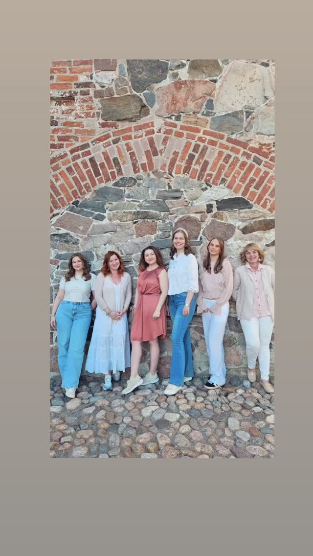 Iloisia taiteilijoita Elizan tiimistä 🫶🌿✨ Ekokampaajat – luonnon kauneuden taiteilijat ✨🌿Meille hiukset eivät ole vain hiuksia – ne ovat elävää materiaalia, jota muovaamme kuin taidetta.Ekokampaajat yhdistävät luonnonmukaisen hiustenhoidon, ekologiset arvot ja luovan muotoilun, jotta juuri sinun ainutlaatuinen kauneutesi pääsee esiin.🍃 Luovuus – jokainen kampaus ja värjäys on yksilöllinen teos, jossa näkyy sinun persoonallisuutesi.
🍃 Taiteellisuus – ammennamme inspiraatiota luonnosta, kulttuurista ja käsityöläisyydestä.
🍃 Ekologisuus – käytämme mm. kasvivärejä, savi- ja yrttihoitoja sekä ympäristöä kunnioittavia menetelmiä.Tervetuloa kokemaan hiustaide, jossa kauneus, hyvinvointi ja luonto kohtaavat.✨ Sinä olet taideteos – me autamme sen loistamaan. ✨Eliza liikkeet:
Rauhankatu 23, Porvoo
Kirkkotori 9, Porvoo
📞0442463989
www. saloneliza.com#eko #porvoo#visitporvoo #vanhaporvoo #gamlaborgå #kampaamo #ekokampaamo