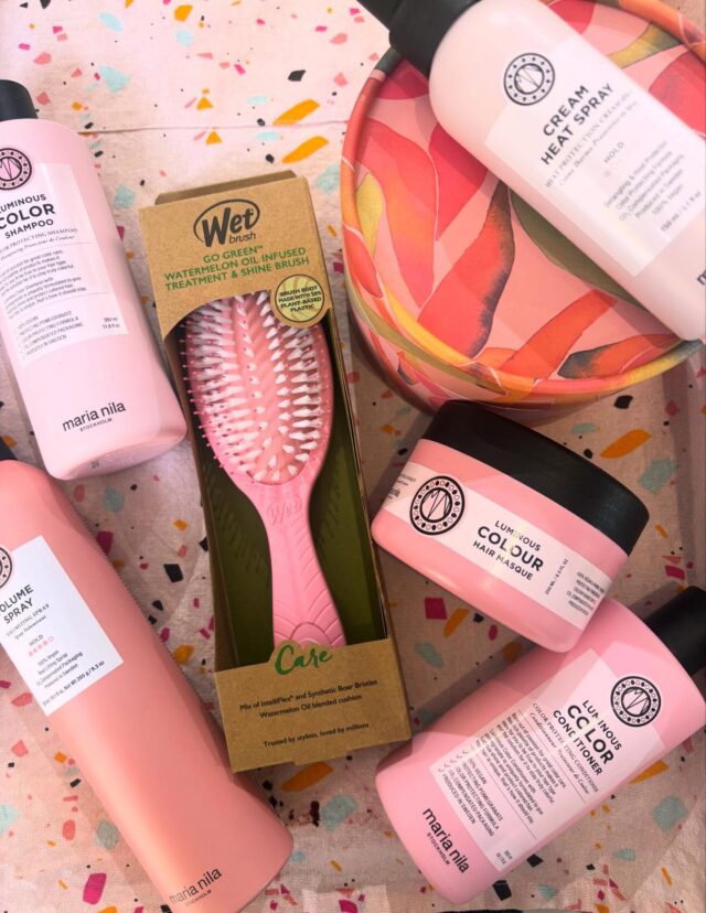 Vändagen närmar sig, dethär underbara rosa hårkitet av Maria Nila är en perfekt gåva för torra vinter hår som behöver volym under mössan men även vård för längderna. Finns på Eliza Kyrkotorget 💖🫶🏻Ystävänpäivä lähestyy, ja tämä ihana vaaleanpunainen Maria Nilan hiustenhoitosetti on täydellinen lahja kuiville talvihiuksille, jotka kaipaavat tuuheutta pipon alle sekä hoitoa pituuksiin. Saatavilla Eliza Kirkkotorilla 💖🫶🏻 #ystävänpäivä #marianila##ekokampaamo kampaamoporvoo