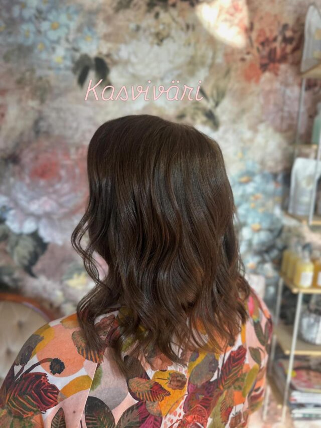 Luonnollista kauneutta ilman kompromisseja 🌿Kasviväri hoitaa hiusta hellästi, antaa upean sävyn ja säilyttää hiusten luonnollisen elinvoiman. Täydellinen valinta sinulle, joka arvostat puhtaita ja pehmeitä lopputuloksia.Ja meiltä löydät myös sen ihanan vaihtoehdon – juuri sinulle sopivan 💛
@sarahhaireliza
#eko#ekokampaamo#vanhaporvoo #springhairNaturligt vackert utan kompromisser 🌿Växtfärg vårdar håret skonsamt, ger en vacker nyans och bevarar hårets naturliga livskraft. Ett perfekt val för dig som uppskattar rena och mjuka resultat.Hos oss hittar du också det underbara alternativet 💛