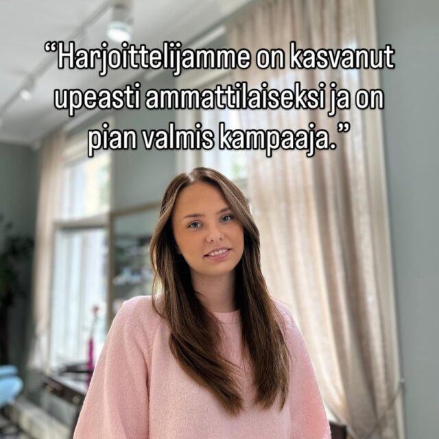 ✨ Hyvät asiakkaat! ✨Harjoittelijamme Frida on jo aivan loppusuoralla opinnoissaan ja lähes valmis kampaaja. 🌿
Tämän vuoksi tietyistä palveluista ei enää myönnetä harjoittelija-alennusta.
Värjäyksistä saa edelleen -20%!Lämpimästi tervetuloa palveltavaksi – osaavin käsin, sydämellä tehtynä! 💇‍♀️💛✨ Kära kunder! ✨Vår praktikant Frida är nu nästan färdigutbildad frisör.
Därför ges det inte längre rabatt på vissa behandlingar hos praktikanten.Färgningar får man ännu en tid -20% på 🫶Varmt välkomna att boka tid – ni är i trygga och kunniga händer! 💇‍♀️💛#borgå#porvoo #vanhaporvoo #hemmottelu #hiukset #kampaamo #visitporvoo #vaaleatraidat #syksy #uusitukka
