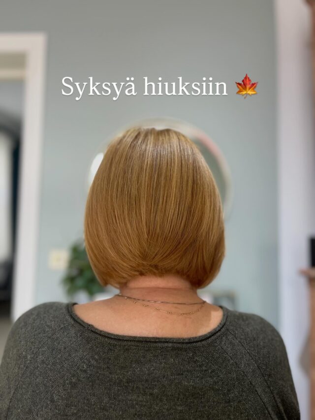 💛 Meillä käy kaikenikäiset asiakkaat – nuorista senioreihin, naiset ja miehet!Tämä ihana asiakas on käynyt meillä alusta asti – kohta 44 vuotta! ✨
Yli 80-vuotias, mutta hiuksissa ei näy aika – vain muutama harmaa raita ohimoilla!
Siksi vaalennamme kevyesti ja lisäämme syksyksi pientä sävyä ja raitaa tuomaan lämpöä ja eloa 🍂Hiukset voivat olla upeat missä iässä tahansa – tärkeintä on, että ne tuntuvat omilta 💫💛 Hos oss kommer kunder i alla åldrar – både kvinnor och män!Den här underbara kunden har gått hos oss ända från början – snart i 44 år! ✨
Hon är över 80 år, men tänk – knappt ett grått hårstrå, bara några små slingor vid tinningarna!
Vi ljusar därför upp lite och på hösten brukar vi lägga till några varma slingor som passar årstiden 🍂Håret kan vara vackert i alla åldrar – det viktigaste är att det känns som du 💫#kantaasiakas #stamkund #porvoo#borga #kampaamo#kestäväkehitys #hållbarutveckling #kiiltäväthiukset #seniori #visitporvoo #senior
