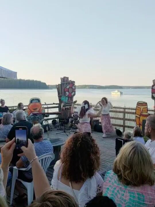 Jihuu🤩, mikä lauantai!!Kampaamossa oli vauhti päällä aamusta iltapäivään ja illalla mahtavat salsajuhlat @gulfemsalo .Kuvat sekä salsajuhlista että päivän kampauksista😘!
💃Tanssijat: @amanda.kuuba ja @bymalinkajander👗 koreografian paidat ja hameet:
@vanillehomesisustusliike ❤️Mahtava bändi Helsingistä @bombabuena 🥳
ps. Tack för videona Jonna och Janna❤️Ennätyslauantai kampaamolla💍✨Tänä lauantaina meillä oli kunnia kaunistaa ennätysmäärä morsiamia heidän tärkeään päiväänsä – kiitos teille kaikille, jotka valitsitte meidät osaksi hääaamua!❤️Tunnelma oli täynnä iloa, jännitystä ja kimallusta – juuri niin kuin kuuluukin. 💫Onnea jokaiselle upealle morsiamelle matkaan! 💐.
Kaikista ei ollut aikaa ottaa kuvaa mutta meidän ihanat kampaajat loihtivat neljälle kauniille morsiamelle kampaukset ja meikit sekä heidän kaasoille / juhlijoille!#hääkausi2025 #kampaamoelämää #morsiuskampaus #onnellinenmorsian#visitporvoo #vanhaporvoo #gamlaborgå#salsa