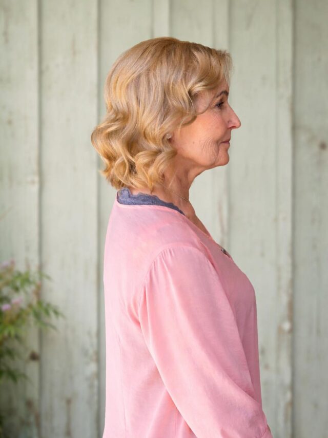 Vaalea, luonnollinen – ja silti täysin yksilöllinen ✨Kasvivärjäyksellä luodaan pehmeitä, eläviä sävyjä, jotka sulautuvat kauniisti omaan hiusväriisi. Jokaiselle asiakkaalle valitaan juuri se oikea sävy, joka korostaa parhaita piirteitäsi ja tuntuu omalta.Ei kompromisseja – vain luonnollista kauneutta, sinun ehdoillasi 🌿Varaa aikasi ja löydä oma täydellinen sävysi 🤍
@johannahaireliza#luonnollinen #hiukset #ekokampaamo #vanhaporvooLjus, naturlig – och ändå personligMed växtfärg skapas mjuka, levande nyanser som smälter vackert in i din egen hårfärg. För varje kund väljs noggrant just den rätta tonen – en som framhäver dina bästa drag och känns som du.Inga kompromisser – bara naturlig skönhet, på dina villkor 🌿Boka din tid och hitta din perfekta nyans 🤍