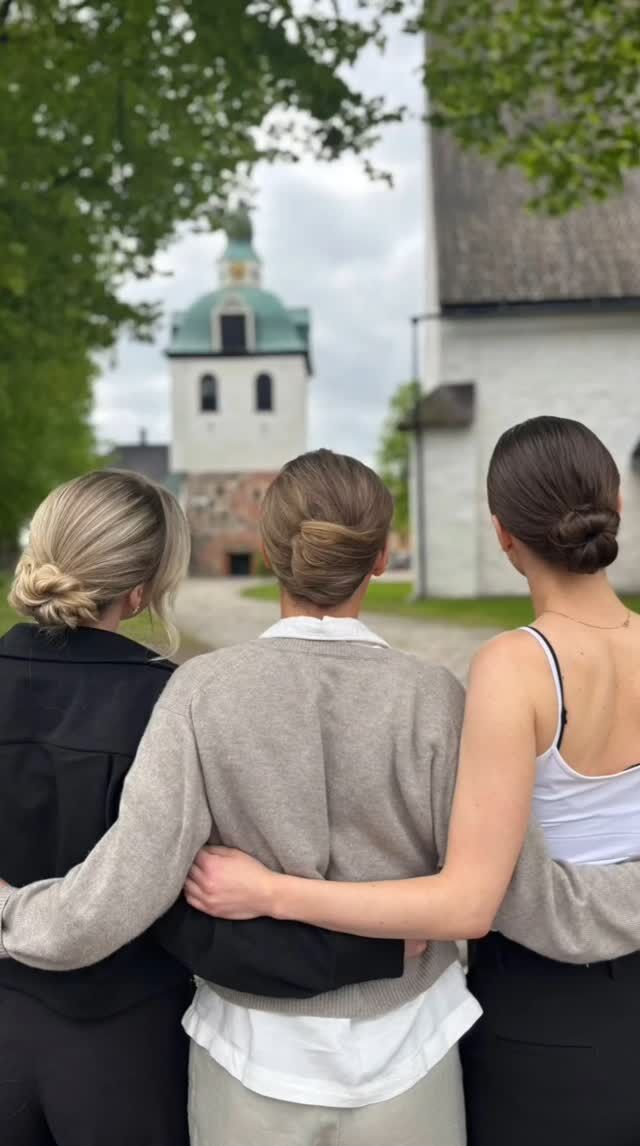 Juhlahumua viime lauantailta🌸💕🩷 Fest säsongen är i gång!Kiitos että saamme olla mukana tärkeissä päivissänne🙏#hiusgalleriasaloneliza #elizaporvoo #elizakirkkotori #elizarauhankatu #elizahairspa #juhlahumua #häähumua #lakkiaiset #häät2025 #gamlaborgå #vanhaporvoo #bröllopssäsong #brudfrisyr #hääkampaus #kaaso #juhlakampaus #festfrisyr #juhlameikki #festsminkning #kampaajaporvoo #kampausporvoo #kampaamoporvoo #frisörborgå #luonnonkosmetiikka