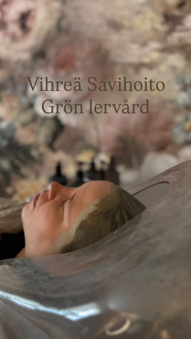 Päivän vihreä savihoito 💚Grön Lervård 🌱 Passar för de som har fett hårbotten eller känner att håret blir snabbt smutsigt och skulle behöva en detox och ny start till hårbottnet✨ #vihreäsavi #savinaamio #grönlera #haircare #lervård #ekokampaamoporvoo #hairspa #eko #ekologiskhårvård #ekofrisör #vanhaporvoo #hiusgalleriasaloneliza #elizahairspa
