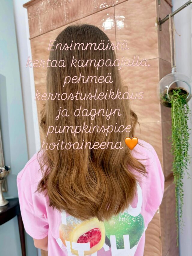 Joskus nuoren suurin onnellisuus löytyy pienistä, mutta merkityksellisistä hetkistä 🤗Ensimmäinen käynti kampaajalla – uusi look, jännitys ja se tunne, kun näkee itsensä peilistä ihan uudella tavalla.Muisto, joka jää sydämeen pitkäksi aikaa. 😚#kampaajalla #nuori#vanhaporvoo#kampaamoporvooIbland finns en ung människas största lycka i de små, men betydelsefulla stunderna.Första besöket hos frisören – en ny look, pirret av förväntan och känslan när man ser sig själv i spegeln på ett helt nytt sätt.Ett minne som stannar kvar i hjärtat länge.🤗
