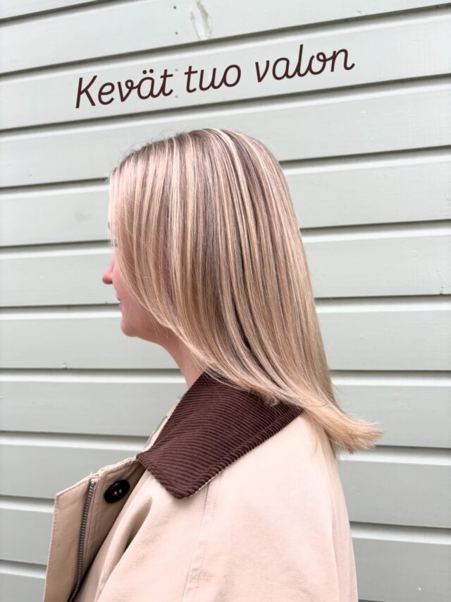 Vaaleat raidat ja kevytväri sävyttämään loput herättää hiukset eloon: ne tuo pehmeyttä, syvyyttä ja kaunista valon leikkiä joka liikkeessä. Lopputulos on raikas, luonnollinen ja juuri sopivan huoleton kevääseen 🌿Pieni muutos sävyssä, iso muutos fiiliksessä 🤍
@bymalinkajander#keväthiukset #raidat #uudethiukset ##visitporvooDagarna ljusnar – och håret förtjänar detsamma 😊Ljusa slingor och lättfärg som nyanserar resten väcker håret till liv: de ger mjukhet, djup och ett vackert spel av ljus i varje rörelse. Resultatet är fräscht, naturligt och perfekt för våren 🌿En liten förändring i nyansen, en stor förändring i känslan 🤍