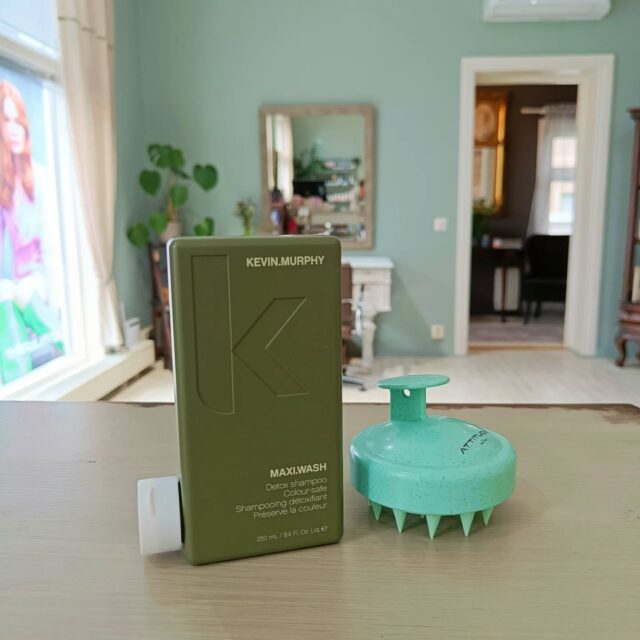Hyvinvoivasta hiuspohjasta kasvavat vahvat hiukset🩷Muistathan hoitaa myös hiuspohjaasi? Meiltä saat tuotevinkit juuri sinun tarpeisiisi💆Kevin.Murphyn MAXI.WASH on hellästi kuorivia aha-happoja sisältävä detox shampoo, joka mm poistaa tuotteiden jämiä sekä kirkastaa hiuksia🌿Kevin.Murphy saatavilla Rauhankadun liikkeestämme. Kuvassa myös ihana Eco Brush pesuharja!#hiusgalleriasalonelizarauhankatu #hiusgalleriasaloneliza #elizaporvoo #elizarauhankatu #kevinmurphyfinland #kevinmurphy #kmmaxiwash #hiuspohjanhoito #hårbottenvård #pesuharja #ecohairbrush #kampaamoporvoo #borgå #porvoo