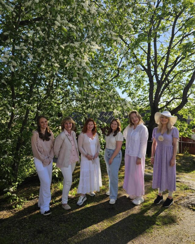 Bästa teamet ❤️Paras tiimi
@hiusgalleriasaloneliza🤳Kuvista puuttuu Johanna, Sara ja Kati. Eivät ehtineet tähän joten lisää kuvia tulossa!!
🌷Kesä on täällä ja meillä on ihana tiimi!
☀️Liikkeet ovat auki koko kesän!Tervetuloa!
#yrittäjä #visitporvoo #kesä#ekokampaamo#vanhaporvoo#kauneus #kampaus #bästajobbetVi har ett härligt team och här syns alla utom Johanna, Sara och Kati.
🤳Bilder på dem kommer senare!Sommaren är här och nu ska vi njuta av den! 🌺
Vi håller öppet hela sommaren☀️
Välkommen!