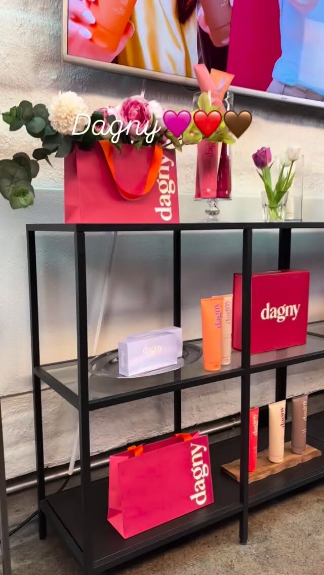 Raikasta väriä ilman sitoutumista!Dagny värihoitoaine tuo hiuksiin upean sävyn samalla kun se hoitaa ja antaa kiiltoa ❤️✔️ Kirkastaa väriä
✔️ Taittaa ei-toivottuja sävyjä
✔️ Tekee hiuksista pehmeät ja elinvoimaisetTäydellinen valinta, kun haluat pientä muutosta helposti kotona!💬 Kysy meiltä sopiva sävy juuri sinun hiuksillesi#dagny #kampaamoporvoo #vanhaporvoo #gamlaborgåFräscha upp din hårfärg enkelt!Dagnys färginpackning ger ny lyster, vårdar håret och neutraliserar oönskade toner❤️✔️ Mer glans
✔️ Fräschare färg
✔️ Mjukt och friskt hår💬 Vi hjälper dig gärna att hitta rätt nyans