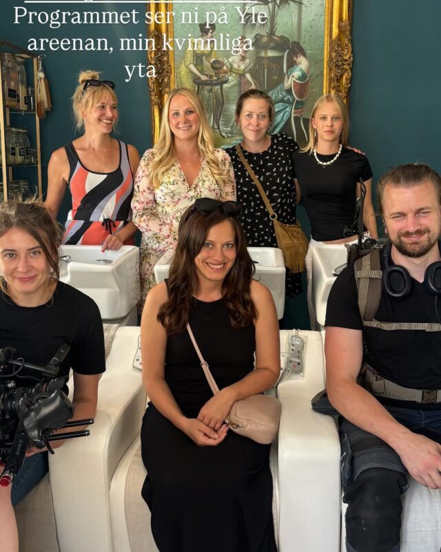 Härlig omväxling på frissan😍.Tack Linda @lindas_random
och tack Yle @svenskayle att vi fick vara med på ett hörn i ett så viktigt tema❤️Serien heter Min kvinnliga yta och handlar om att åldras. Det som filmades hos oss handlar om Linda som haft cancer, tappat håret, fått nytt hår men längtar efter sitt långa hår som hon varit van vid.Här filmas det när hon får hårförlängningar.
Ett lätt och bra sätt att få ett långt hår lite snabbare eller kanske i någon annans fall, ett ganska tunnt hår tjockare.
Att vilja ha något man inte har är inget man behöver skämmas över!
Man ska göra som man vill och söka lösningar på sådant som stör en! 🥰Vi hjälper gärna till att få en sådan frisyr, modell och färg som gör just dig glad😊!!Mukavaa vaihtelua kampaamossa 🤩.
Yle oli kuvaamassa.
Sarjan nimi : Min kvinnliga yta.Från Eliza @sarastylar ❤️#yle#minkvinnligayta#cancer#hälsa
#vackerthår