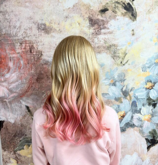Midsummer Pink 🌸💗💐 with @dagnyhair fever pink ✨ #pinkhaircolor #dagnyhair #pinkdipdye #summerhair