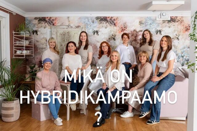 💚 Mikä ihmeen hybridikampaamo?Me Elizalla olemme ylpeitä siitä, että saamme kutsua itseämme hybridikampaamoksi. Se tarkoittaa meille ennen kaikkea vapautta valita – yhdistää luonnollisen hiustenhoidon parhaat puolet ja perinteisen kampaamo-osaamisen vahvuudet asiakkaan parhaaksi. 🌿Rakastamme kasvivärejä, luonnollisia hoitoja ja lempeitä tapoja pitää hiuksista huolta. Samalla haluamme tarjota myös laadukkaita synteettisiä vaihtoehtoja silloin, kun juuri ne palvelevat asiakkaan toiveita ja hiusten tarpeita parhaiten.Uskomme siihen, että jokainen hius on erilainen – kuten jokainen meistäkin. Siksi emme tarjoa yhtä ainoaa tapaa tehdä asioita, vaan etsimme yhdessä juuri sinulle sopivan ratkaisun.Vastuullisuus kulkee mukana jokaisessa työpäivässämme. Kierrätämme huolella, vähennämme hävikkiä ja annamme myös leikatuille hiuksille uuden elämän Hiukka Hyvä -projektin kautta. 💚Valitsemme aina mahdollisuuksien mukaan hellävaraisia, laadukkaita ja ympäristöä huomioivia tuotteita – jotta voimme tarjota sinulle kauniit hiukset hyvällä omallatunnolla.Meille hybridikampaamo tarkoittaa avoimuutta, vastuullisuutta ja ennen kaikkea valinnanvapautta.
Kauniit hiukset voivat syntyä monella tavalla – tärkeintä on, että tapa tuntuu hyvältä sinulle, meille ja ympäristölle. 🌱Varaa aikasi www.saloneliza.com
tai soita 0442463989
Tervetuloa meille 🤗!#davines #ekokampaaja #vanhaporvoo #gamlaborgå #eko