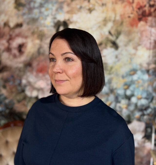 ✨Vau, miten luonnollinen muutos saatiin aikaan tänään! Lisäsimme muutaman Sinetti-pidennyksen tuomaan etuosaan lisää tuuheutta.
Wow, vilken naturlig förändring vi fixade idag med några hår förlängningar för att göra framsidorna fylligare ✨#hairextrensions #sinettipidennykset #hiustentuuhennus #hårförlängningar #hårförtjockning by: @sarastylar
