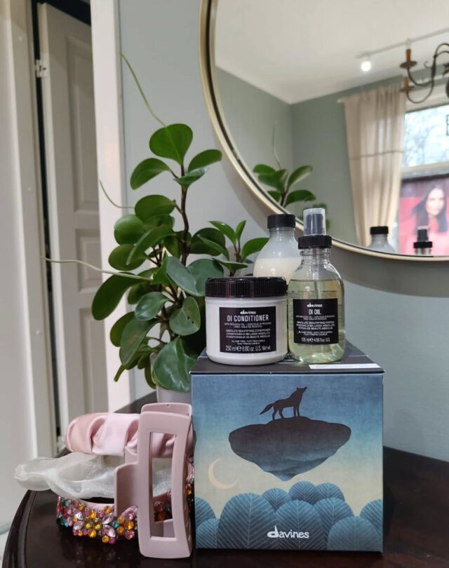 Davines joulupaketit ovat ihana lahja itselle, tai jollekulle toiselle😉🎀Kuvassa ihana Oi routine set -  hänelle, joka toivoo lisää kiiltoa ja kosteutusta hiuksiin✨
Jokaiselle löytyy oma paketti!🎄🎄🎄🎄Davines julpaket är en underbar gåva – till dig själv eller någon du tycker om 😉🎀På bilden ser du det ljuvliga Oi Routine Set – perfekt för den som önskar mer glans och fukt till håret ✨
Det finns ett paket för alla!#hiusgalleriasaloneliza #hiusgalleriasalonelizarauhankatu #hiusgalleriasalonelizakirkkotori #elizaporvoo #davines #davinesfinland #lahjapakkaus #lahjaidea #gåvotips #davinesjulpaket #joululahjaidea #porvoo #borgå