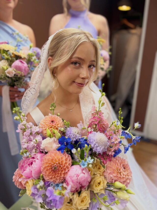 6.6.26 Stort grattis på bröllopsdagen! 💗🌸💐 frisyrer och smink av @sarastylar och @sarahhaireliza #wedding #summerweddings #weddinghair #weddingmakeup